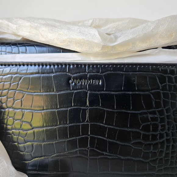 CALVIN KLEIN ๐ Statement Textured Crossbody Bag Faux Snack Skin Pattern - Picture 7 of 8